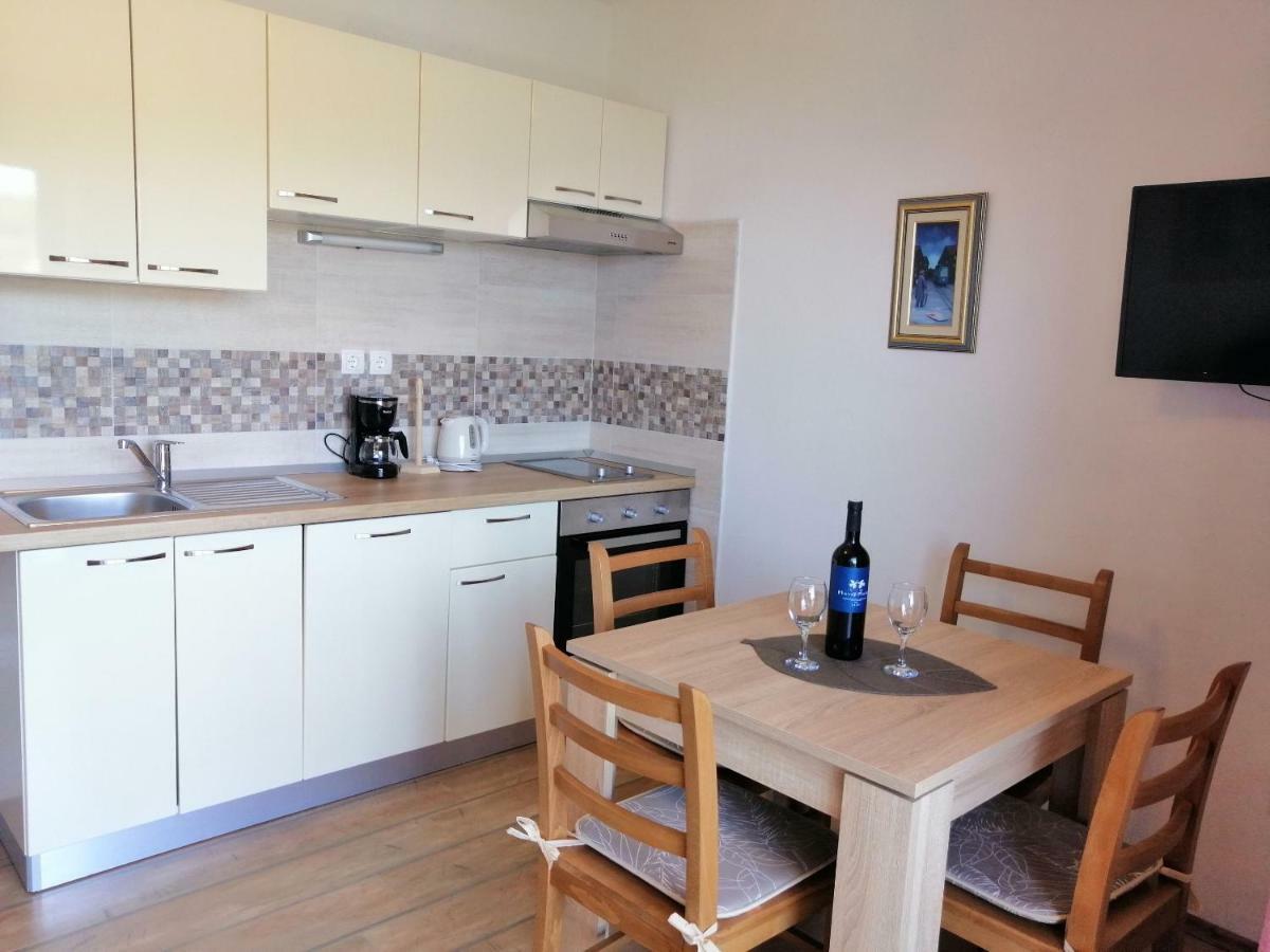 Apartments And Room Caric Єлса Екстер'єр фото
