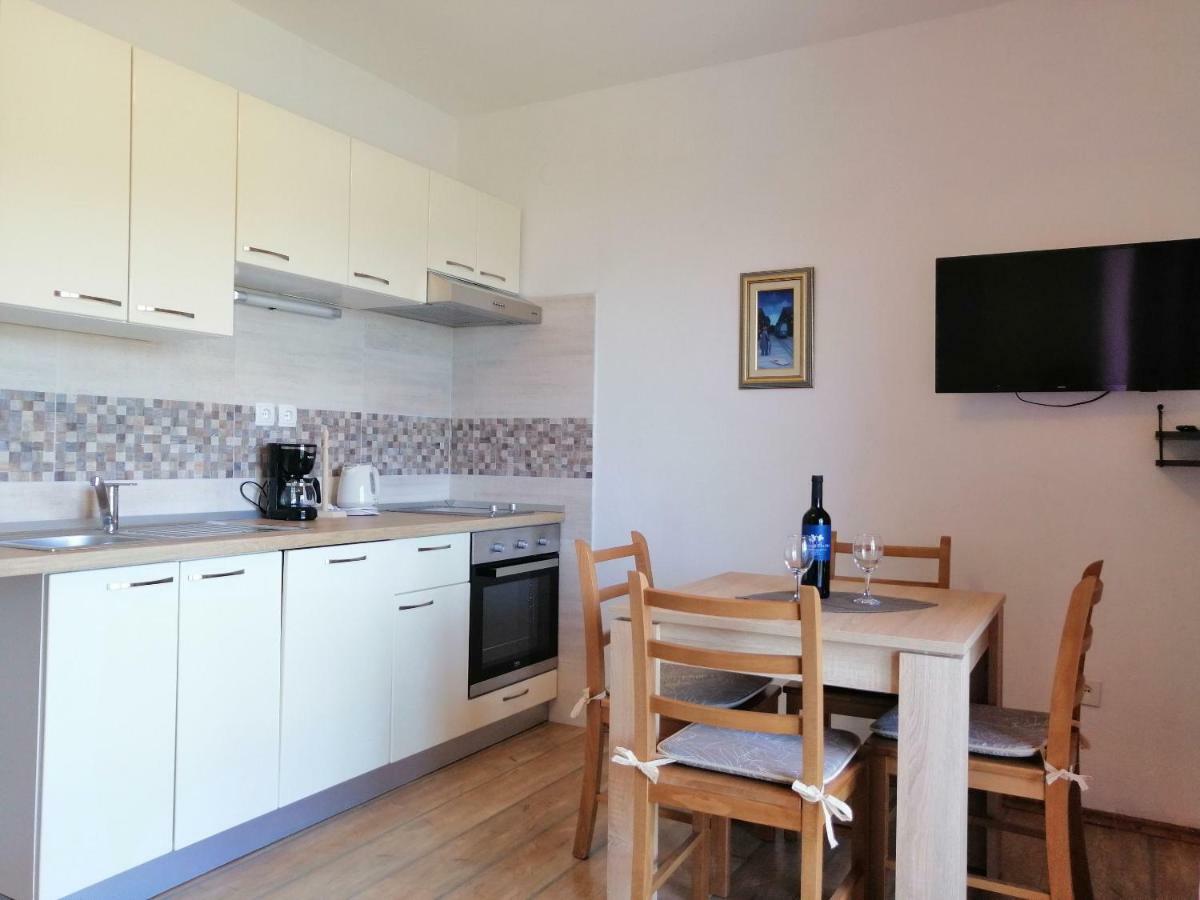 Apartments And Room Caric Єлса Екстер'єр фото