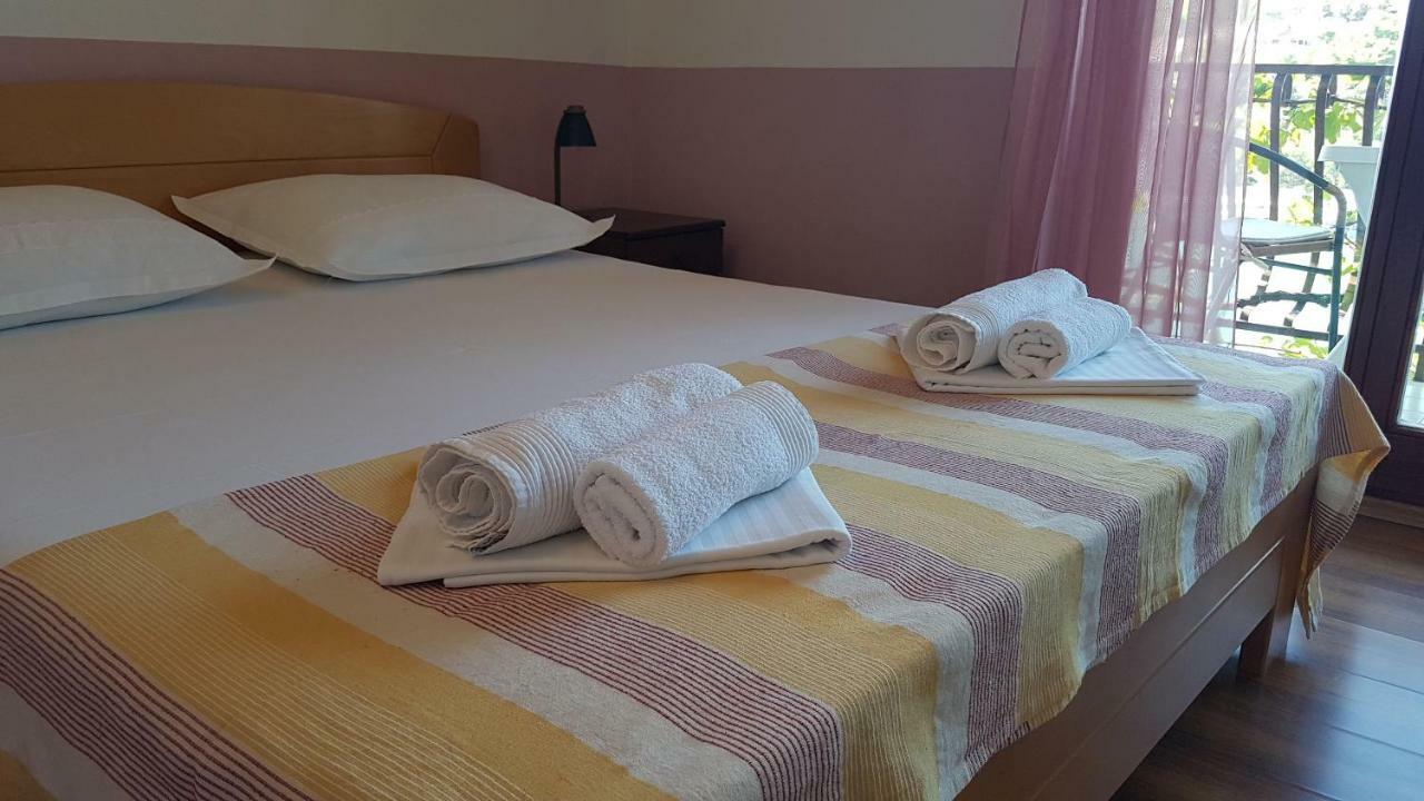 Apartments And Room Caric Єлса Екстер'єр фото