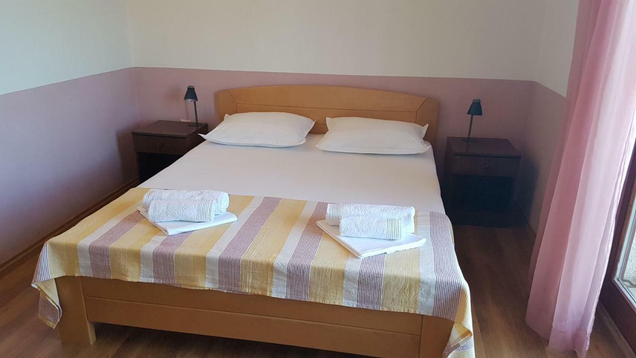Apartments And Room Caric Єлса Екстер'єр фото