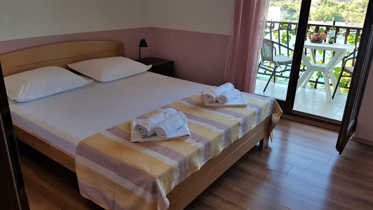 Apartments And Room Caric Єлса Екстер'єр фото