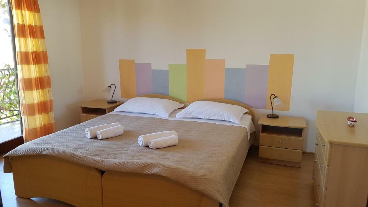 Apartments And Room Caric Єлса Екстер'єр фото