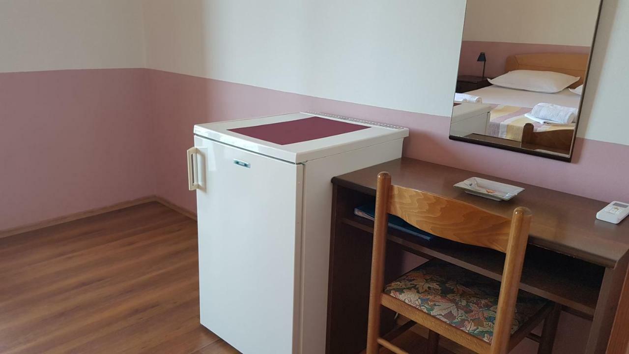 Apartments And Room Caric Єлса Екстер'єр фото