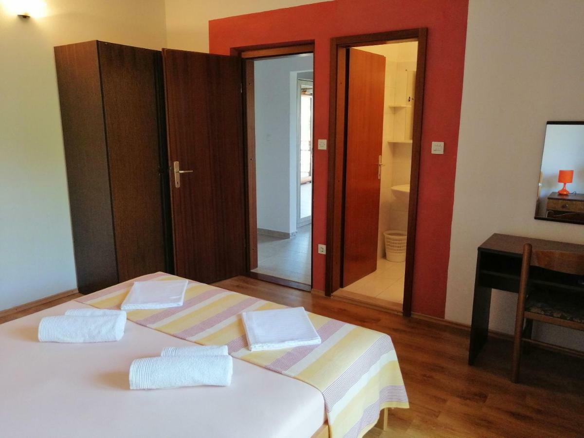 Apartments And Room Caric Єлса Екстер'єр фото