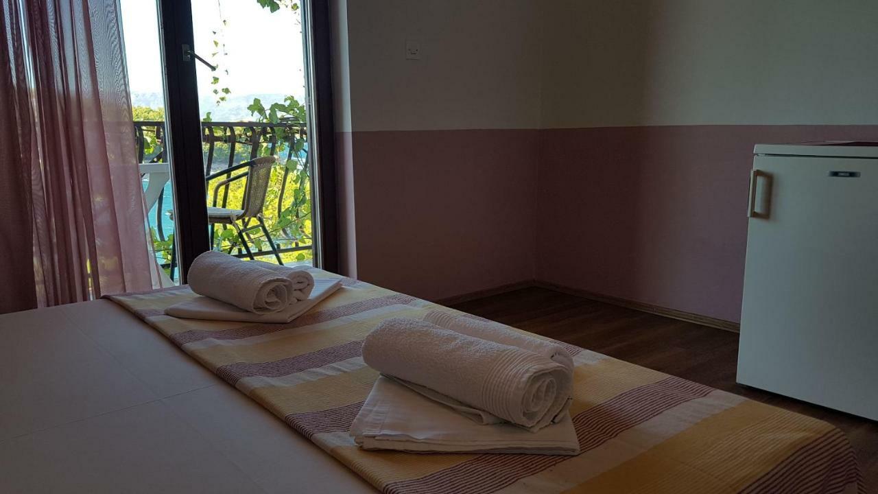 Apartments And Room Caric Єлса Екстер'єр фото
