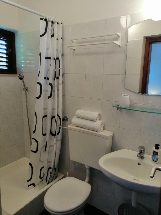 Apartments And Room Caric Єлса Екстер'єр фото